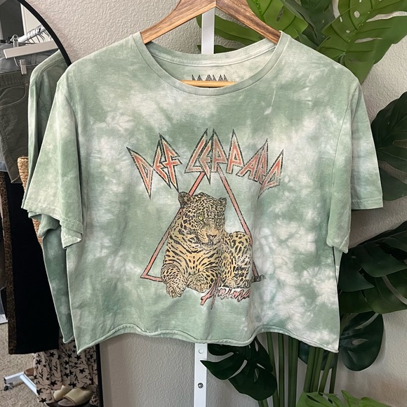 🐆 Def Leppard Green Tie-Dye Cropped Band Tee Sz M/L | Graphic Rock Band T-Shirt - Picture 1 of 6
